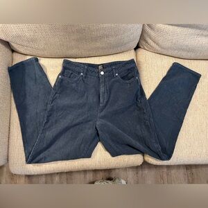 BDG mom high rise jeans // size 29